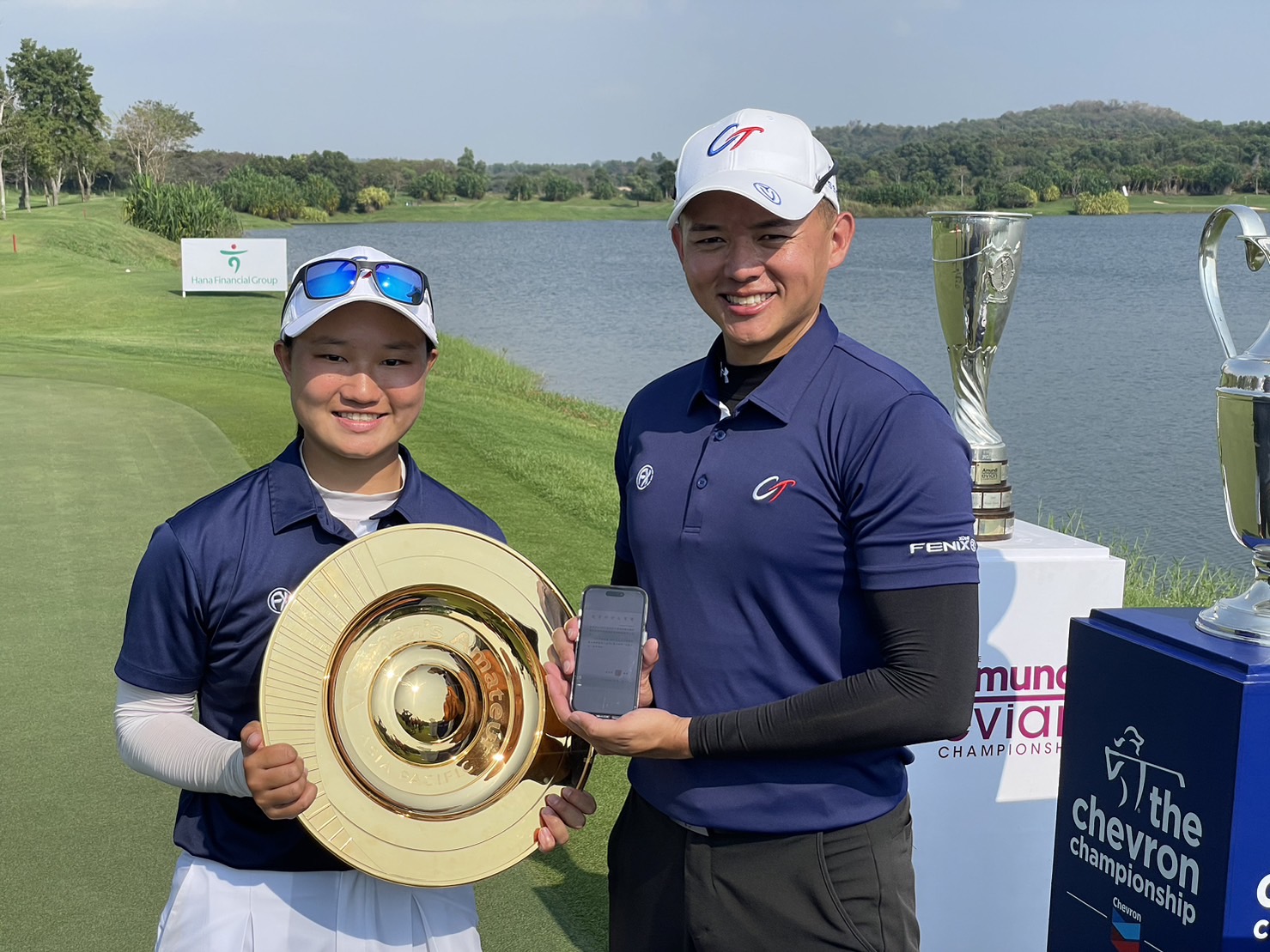 (圖)Taiwanese amateur golfer Chun-wei Wu (left) participated and won champion in the 2024 Women’s Amateur Asia-Pacific Golf Championship, sharing her joy with coach Chih-yi WU. (photo from Chinese Taipei Golf Association)